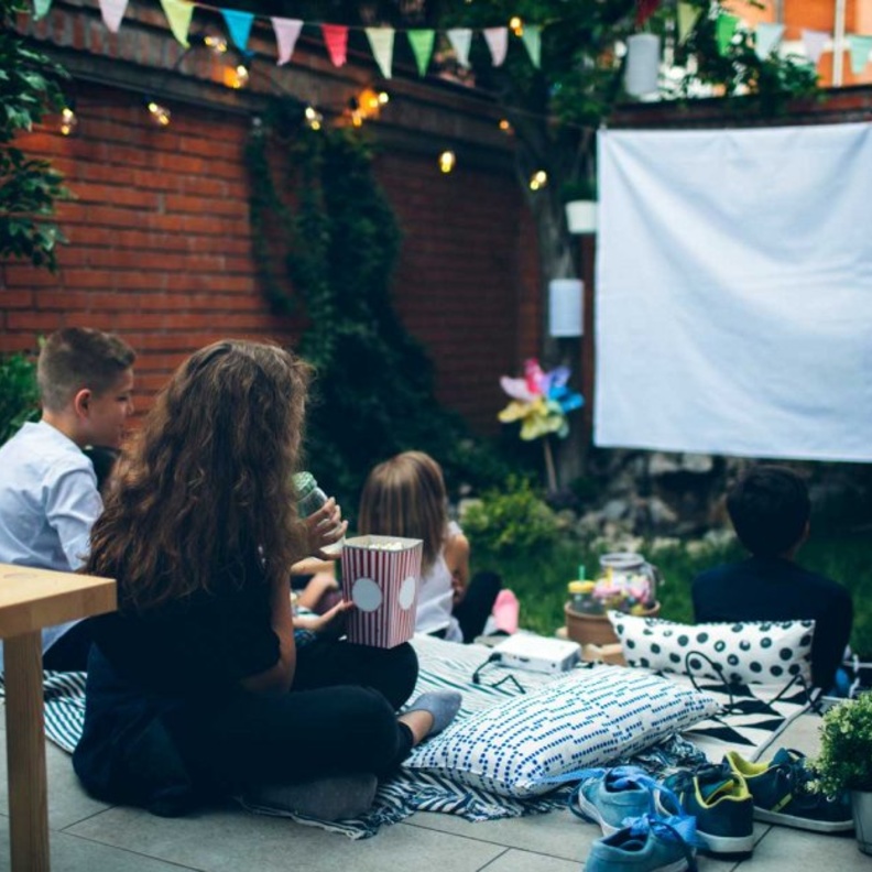 قم باستضافة عرض أول لفيلم جديد