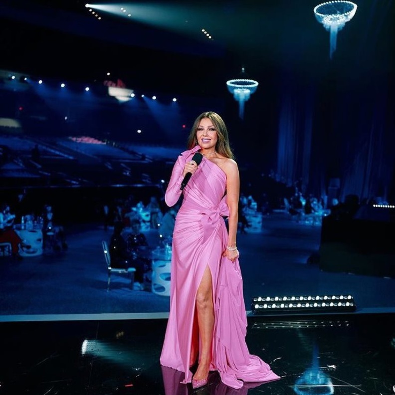 تألقت بفستان فوشيا من تصميم نيكولا جبران تميّز بقصة الكتف والكم الواحد مع الشق الجانبي