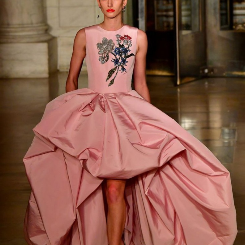 فساتين زفاف باللون الوردي من oscar de la renta