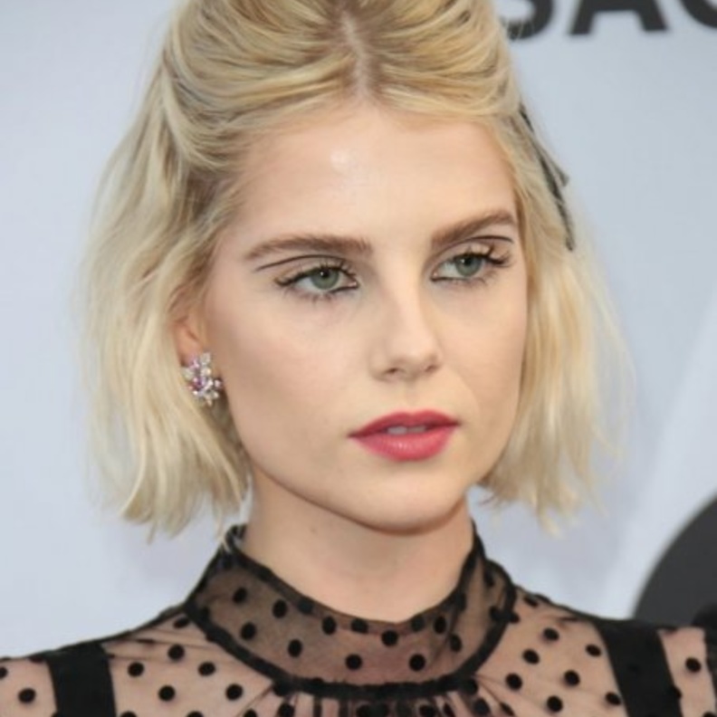 رسمات مكياج مع الآيلانير الرفيع 