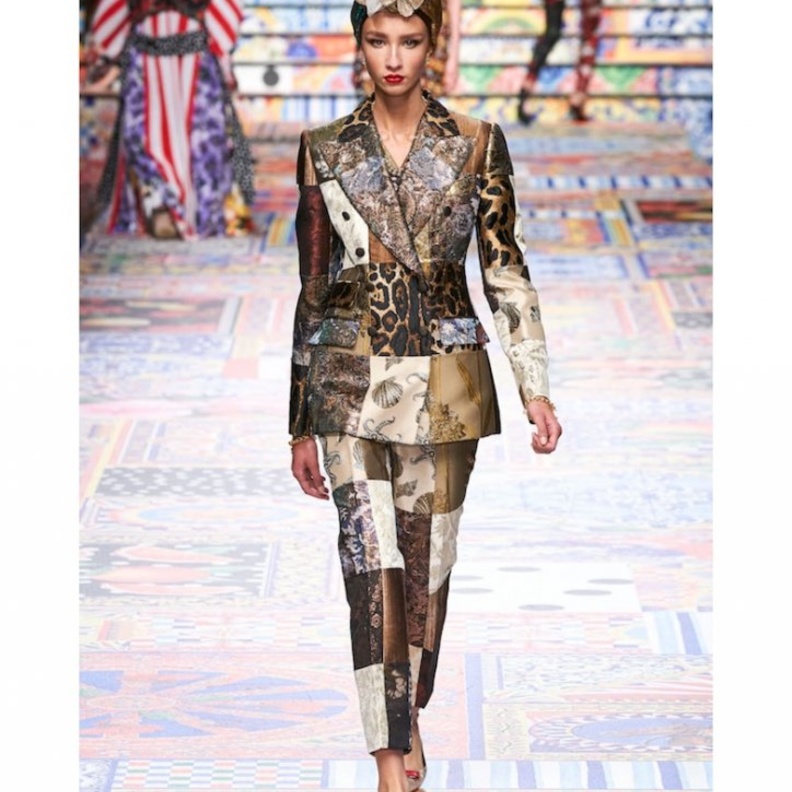 تصميم شبابي وعصري باللونين الكحلي والرمادي من Alexander McQueen 