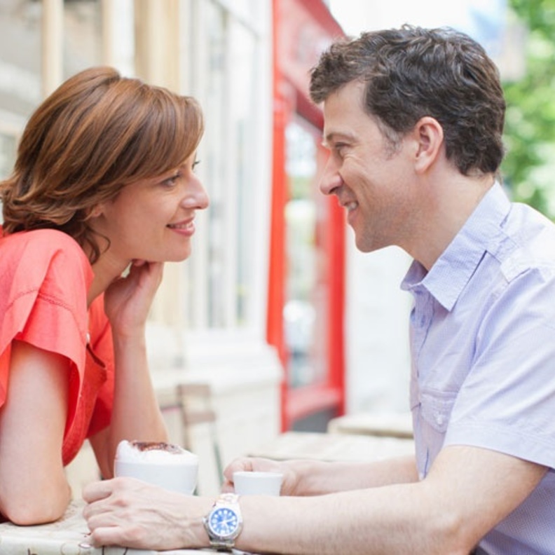 صفات المرأة التي ينجذب إليها الرجل لا إرادياً ويهيم بها عشقاً