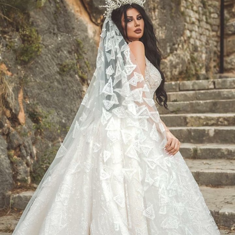 جيني اسبر باطلالة عرائسية