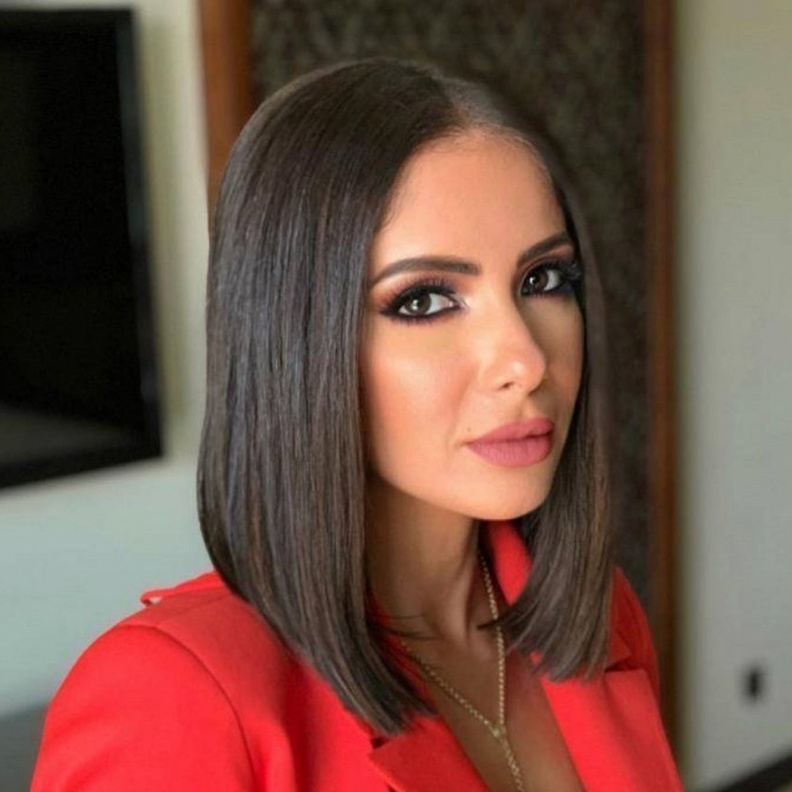 تسريحات الشعر الاسود والكاريه على طريقة منى زكي