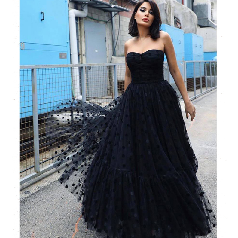 اطلالة النجمة سيرين عبدالنور ساحرة بالفستان الاسود المنقط مع التول