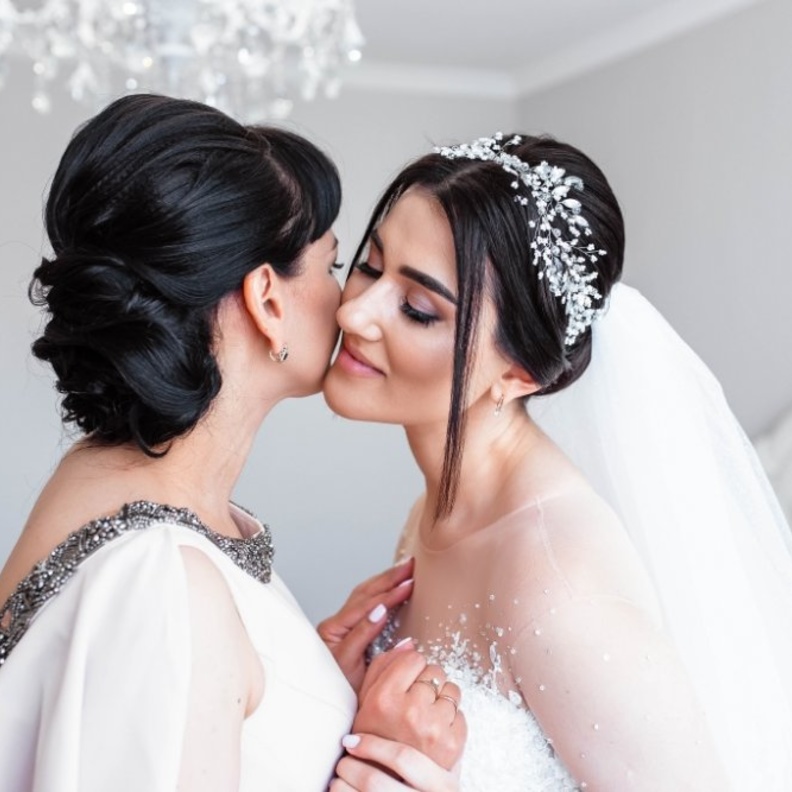  عروس تمنع والدتها من حضور حفل زفافها بسبب ارتداء البنطلون