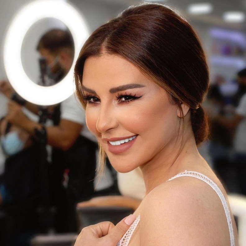 تسريحة الكعكة المنخفضة على طريقة ماغي بو غصن