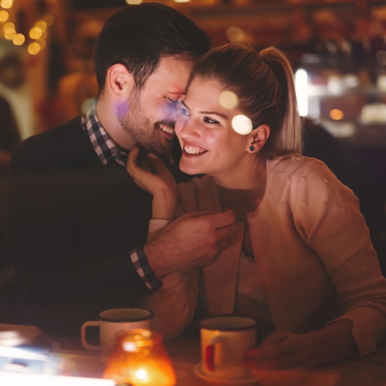  استخدمي عبارات رومانسية لتعبري له عن مدى اشواقك له عند ابتعاده