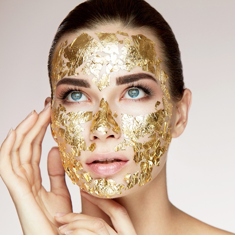 ماسك الوجه الذهبي هو علاج فاخر مضاد للشيخوخة
