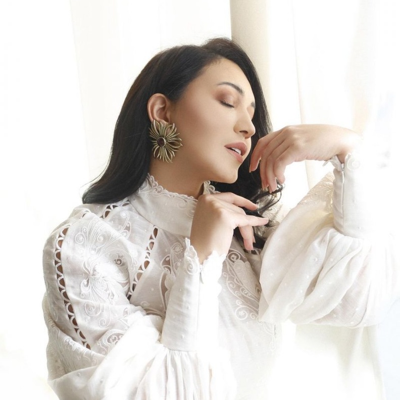 اسماء لمنور بأقراط kasha bali