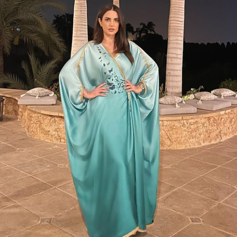 النجمة درة زروق خطفت الأنظار بالعباية في أحدث إطلالاتها مع تطريز إسمها باللغة العربية