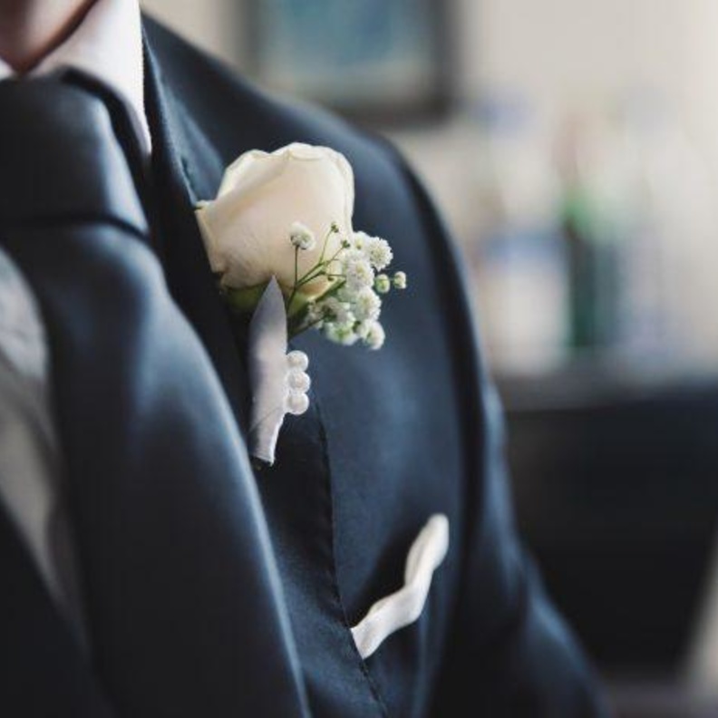 والدة العريس أقنعت ابنها بالبقاء في حفل الزفاف