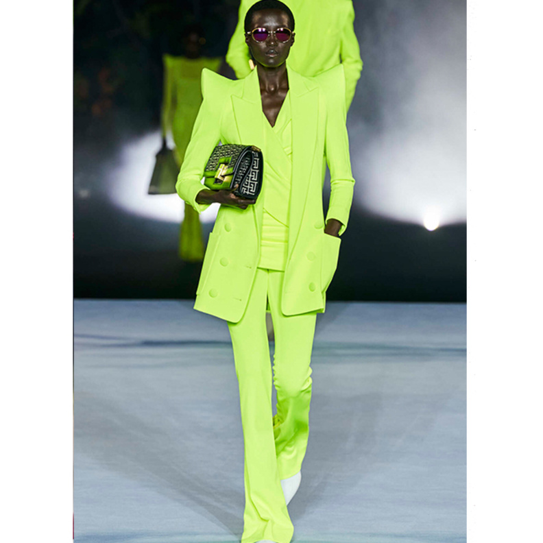 موديلات بدلات بالوان النيون لاطلالات ربيع 2021 من Balmain