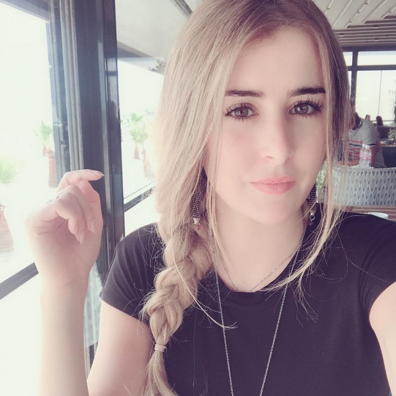 عائشة بن أحمد بتسريحة ذيل الحصان