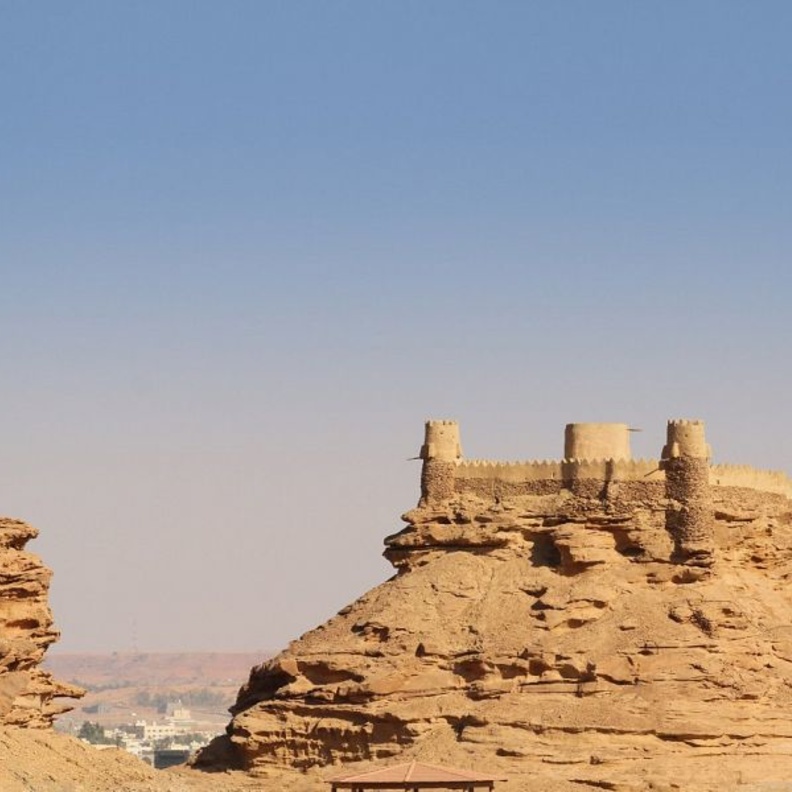 نسور السعودية ترسم الراية الخضراء فوق  قلعة زعبل التاريخية - المصدر وكالة الأنباء السعودية