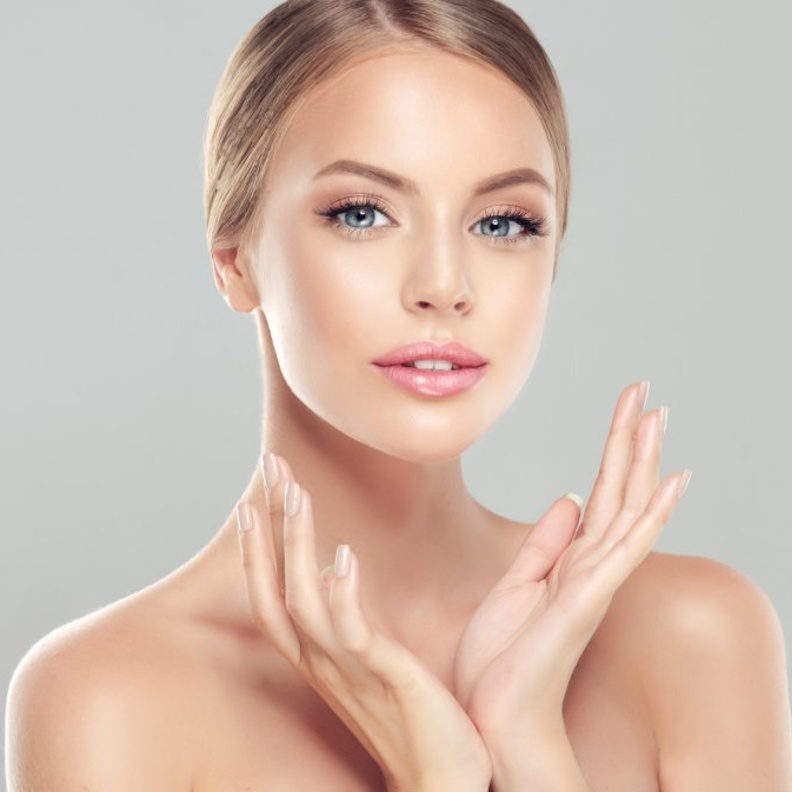 ترفع عملية شد الوجه أنسجة الوجه المترهلة وتشدّدها لاستعادة مظهر أكثر شباباً