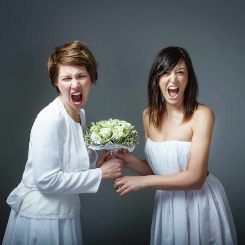 زوجة أب تحاول إفساد فرحة عروس في حفل زفافها