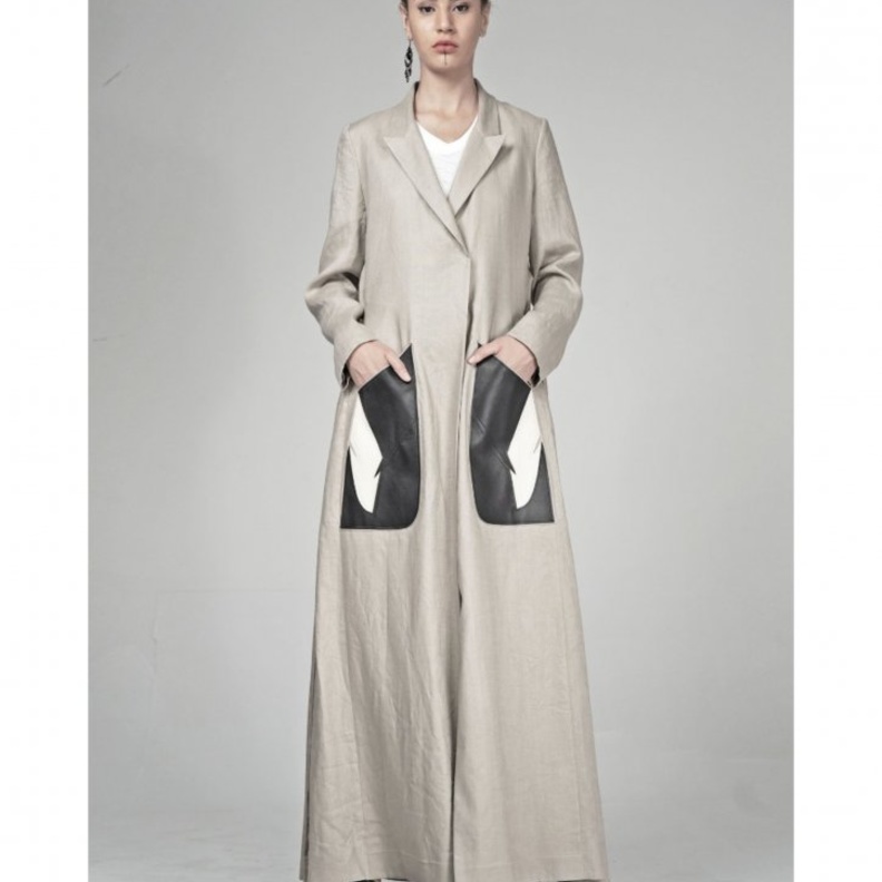 الأسود الراقي بعباية أنيقة بالجيوب مع تطريزات الورود على الأكمام من  ALBATROSS