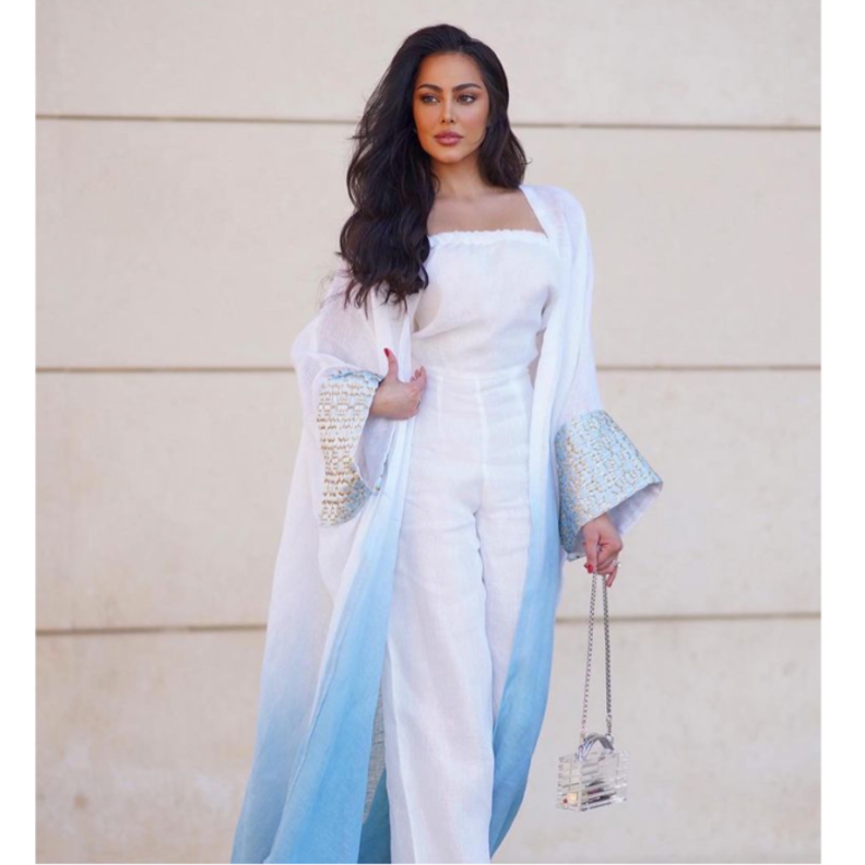 نسّقت العباية مع البنطلون والتوب باللون الأبيض للوك شرقيّ وعصريّ