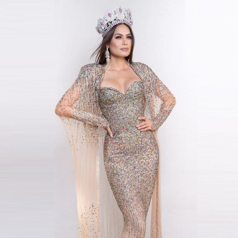 اطلالات المكسيكية أندريا ميسا بفستان سهرة براق وفاخر