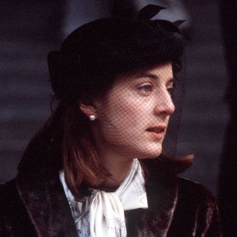 من هي السيدة التي طلب منها الأمير تشارلز الزواج ورفضت؟