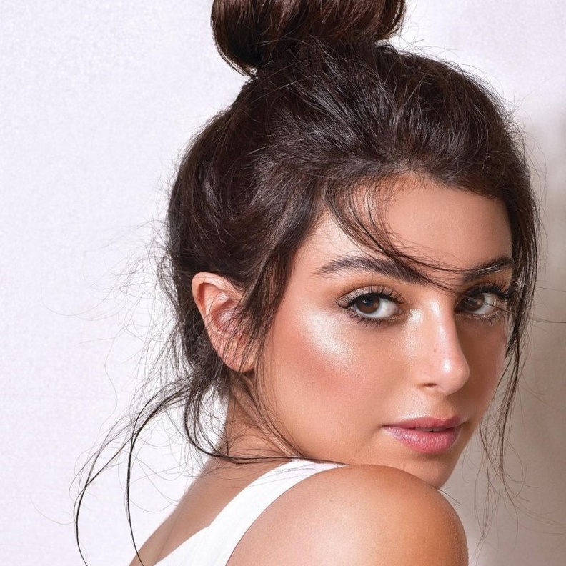  تسريحات مميزة وشبابية مع الكعكة العفوية بأسلوب ماريتا الحلاني