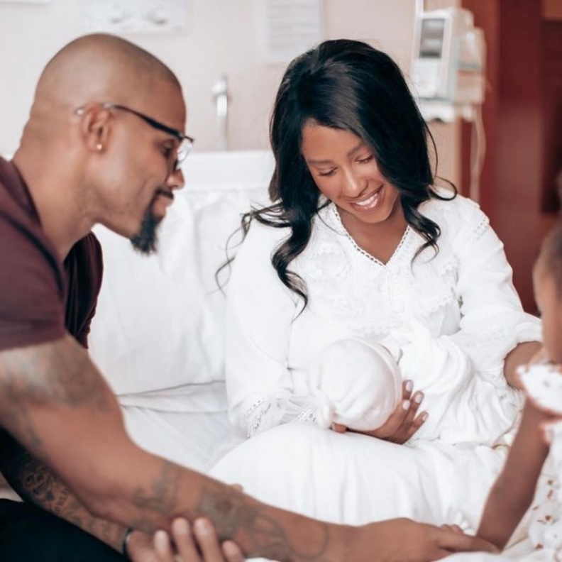 داليا مبارك وزوجها وابنتها