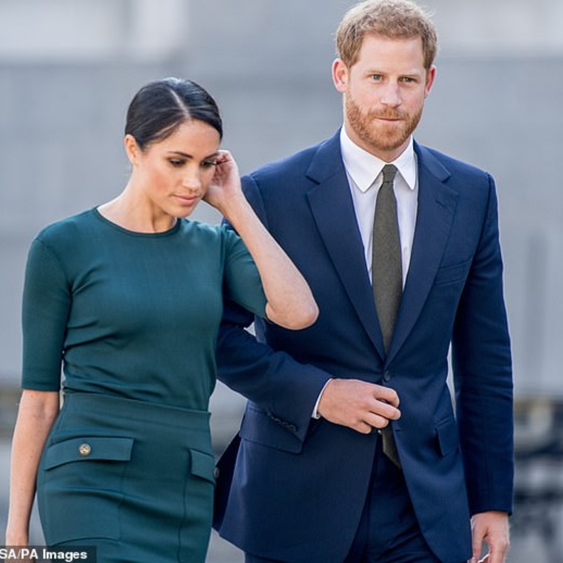 ‎مصدر القصر الملكي يرغب في إجبار ميغان وهاري على التخلي عن ألقابهما الملكية