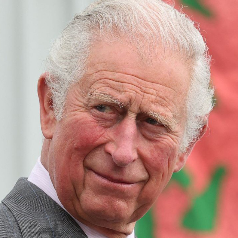 تقارير تتحدث عن قيام الأمير تشارلز بتغييرات جذرية في نظم إدارة المنازل الملكية وموافقة الملكة عليها