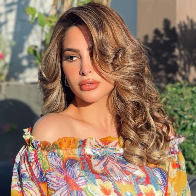 صبغات شعر بتدرجات الأومبري العسلي والأشقر من وحي فوز الفهد