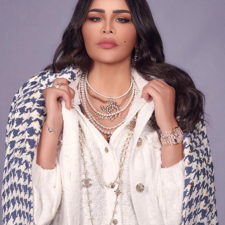 اعتمدت أحلام تصاميم من شانيل ووضعت أكسسوارات من السلاسل والعقود اللؤلؤية