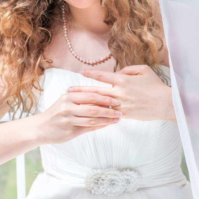 الشرطة تقتحم حفل زفاف لاستعادة قلادة استعارتها العروس بدون إذن