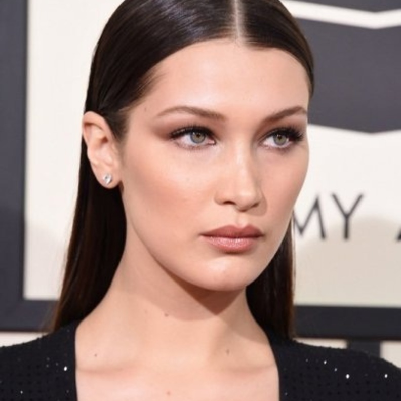 احمر شفاه نيود مشمشي لماع في صيف 2021 من وحي بيلا حديد 2021