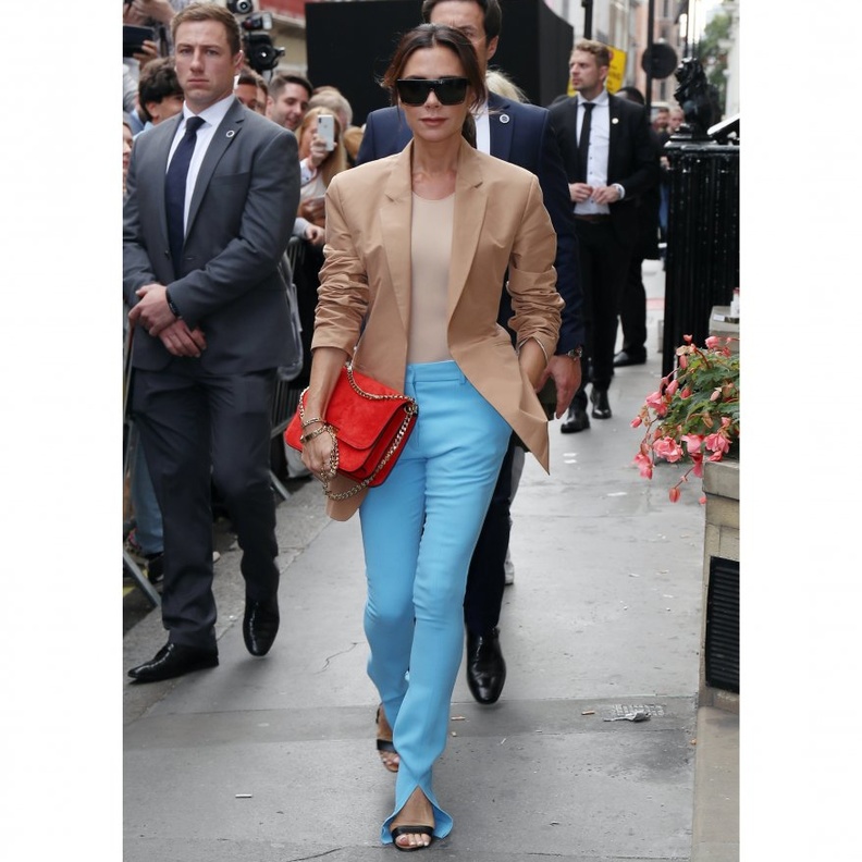 افكار تنسيق البنطلون القماش على طريقة فيكتوريا بيكهام