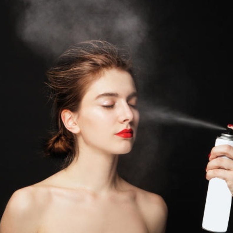 الرذاذ المثبّت للمكياج يضمن لك عدم سيلان المكياج