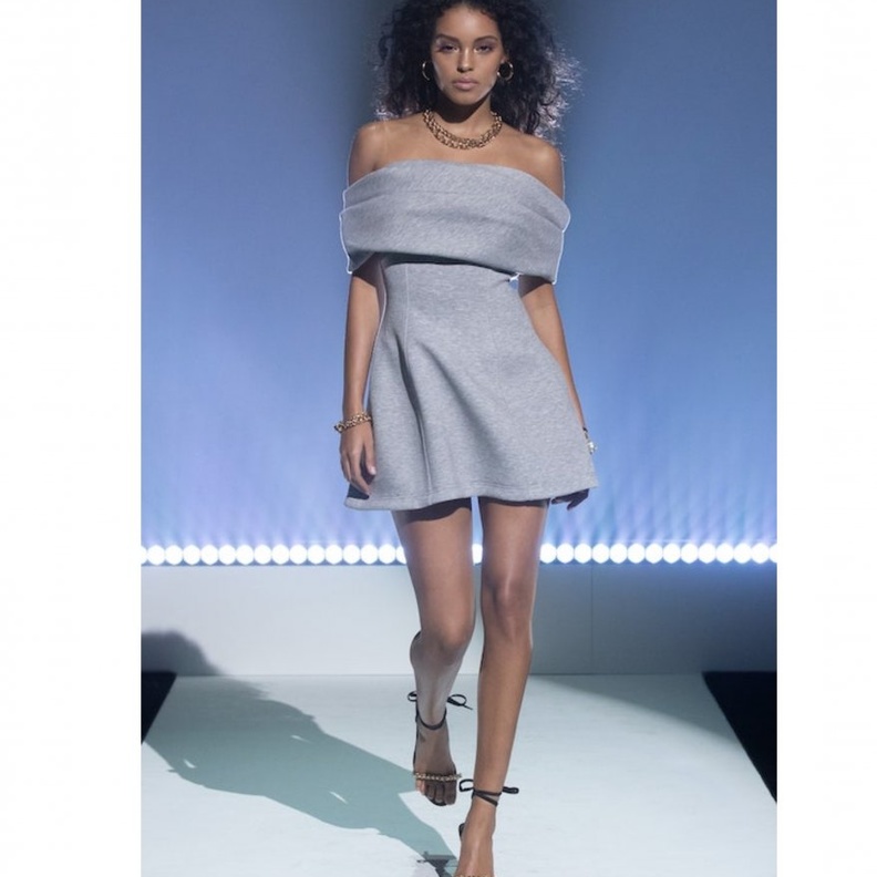 طرق اعتماد ازياء اوف شولدرز من منصات عروض ازياء ربيع وصيف 2021