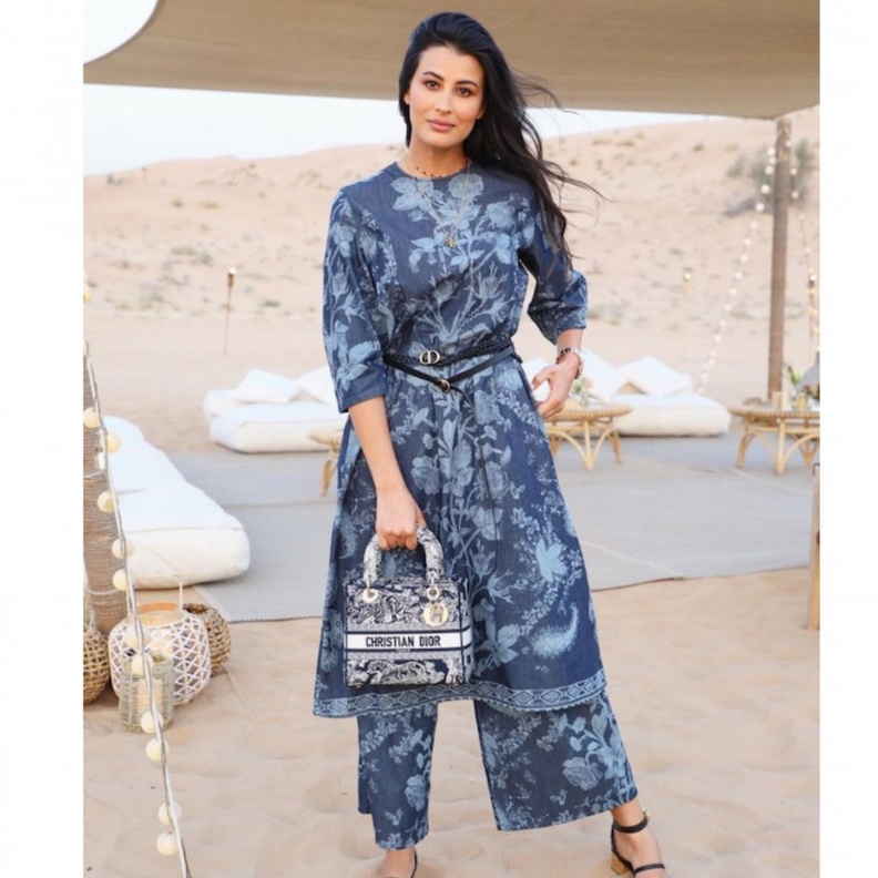 اطلالات محتشمة للصبايا مستوحاة من ريم سعيدي