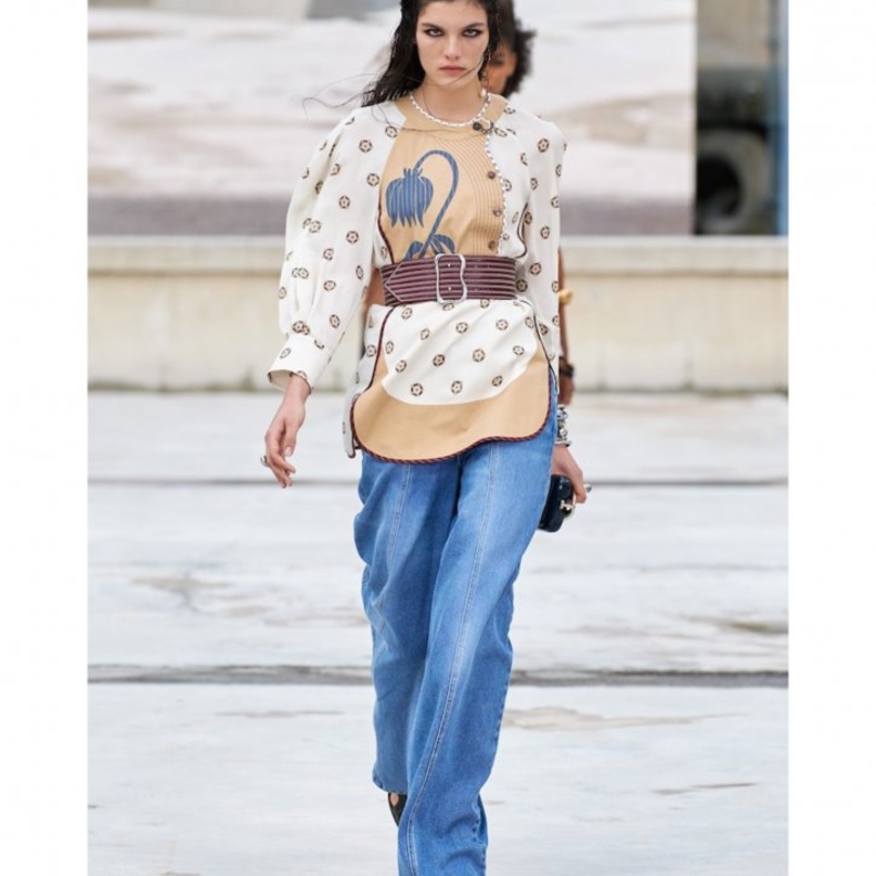 الجينز الفاتح بقصة الفلير الكلاسيكية بتصميم من Balmain 