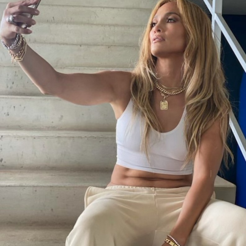 جينيفر لوبيز بصورة سيلفي