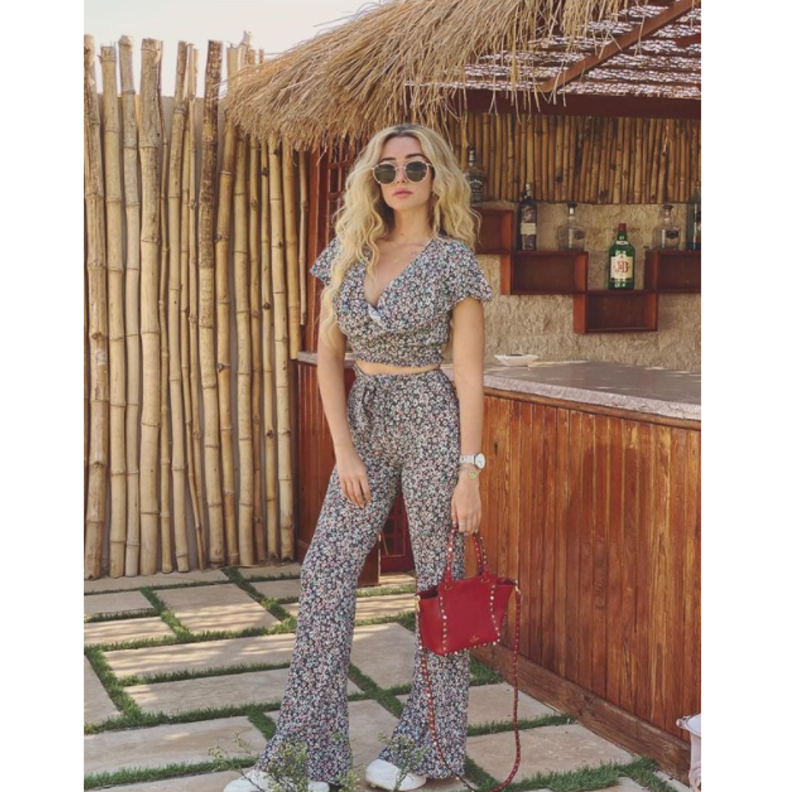 تألقت بطقم بنقشة الورود تألف من كروب وتوب وبنطلون بقصة الخصر العالي