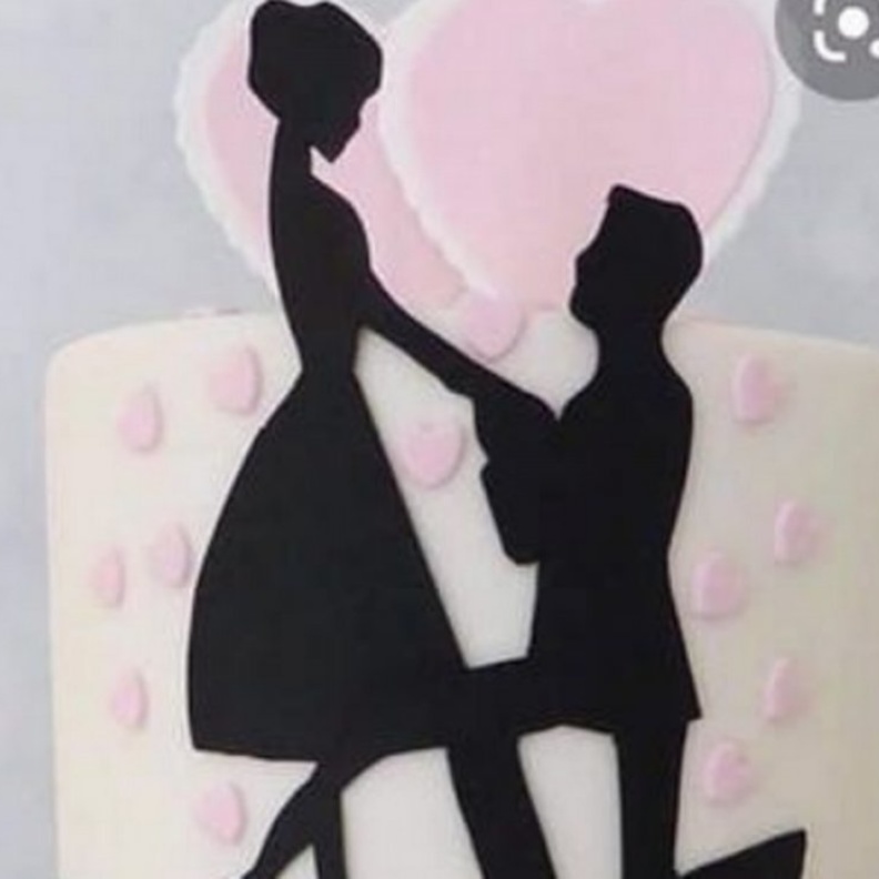 كعكة خطوبة تتحول لحالة تندر بين العائلة