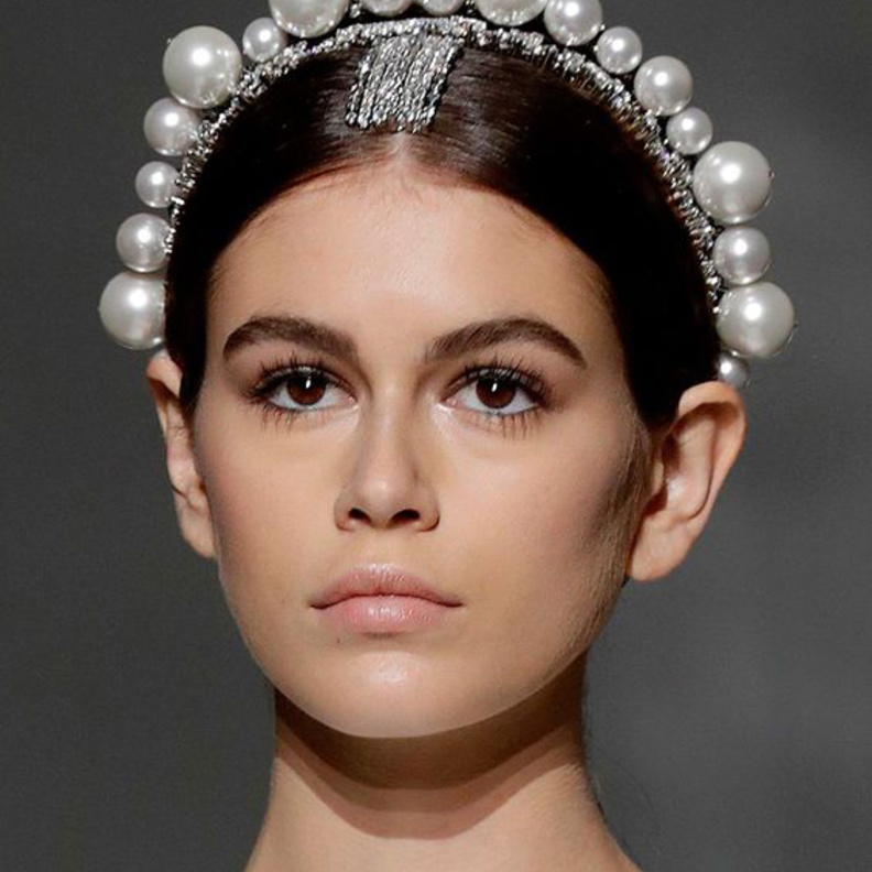  اكسسوارات شعر 2021 مع الباند العريض من اللؤلؤ بأسلوب كايا جربر