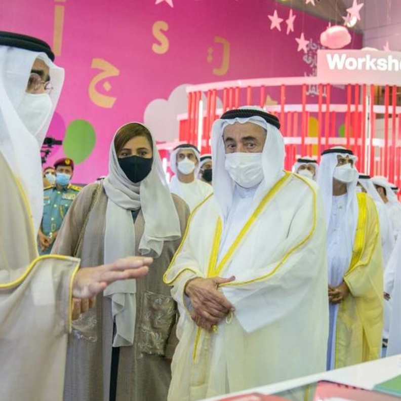 الشيخ سلطان القاسمي أثناء زياراته لورش مهرجان الشارقة القرائي للطفل