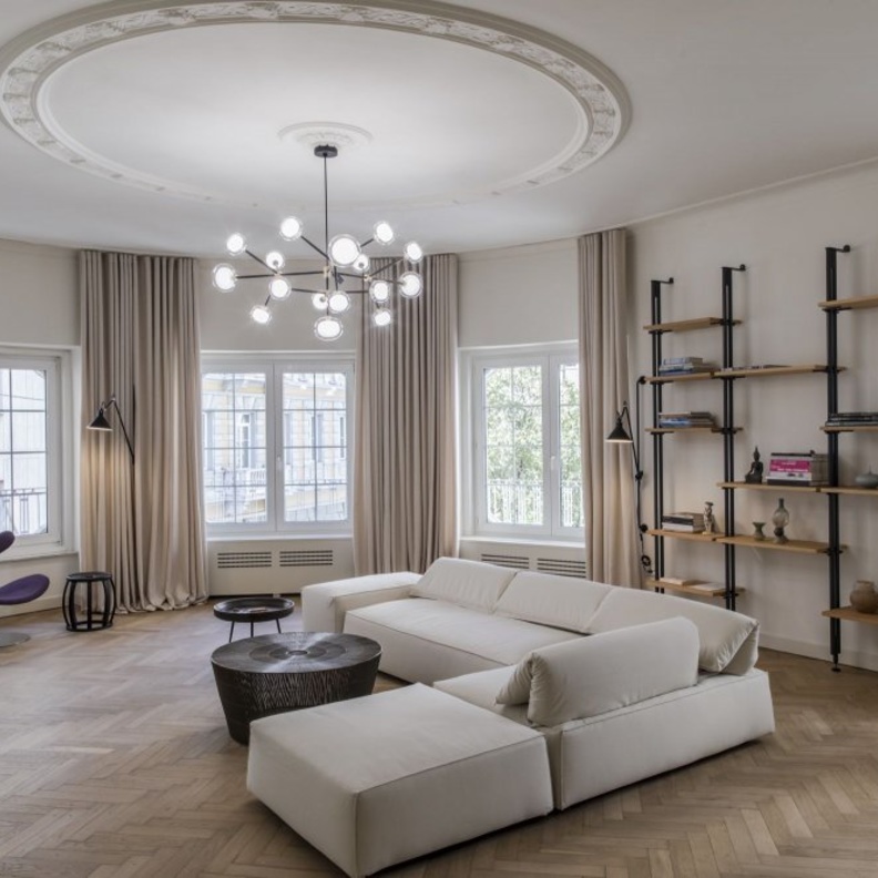  الأثاث بلونه الأبيض فوق الأرضيات الخشبية الأنيقة