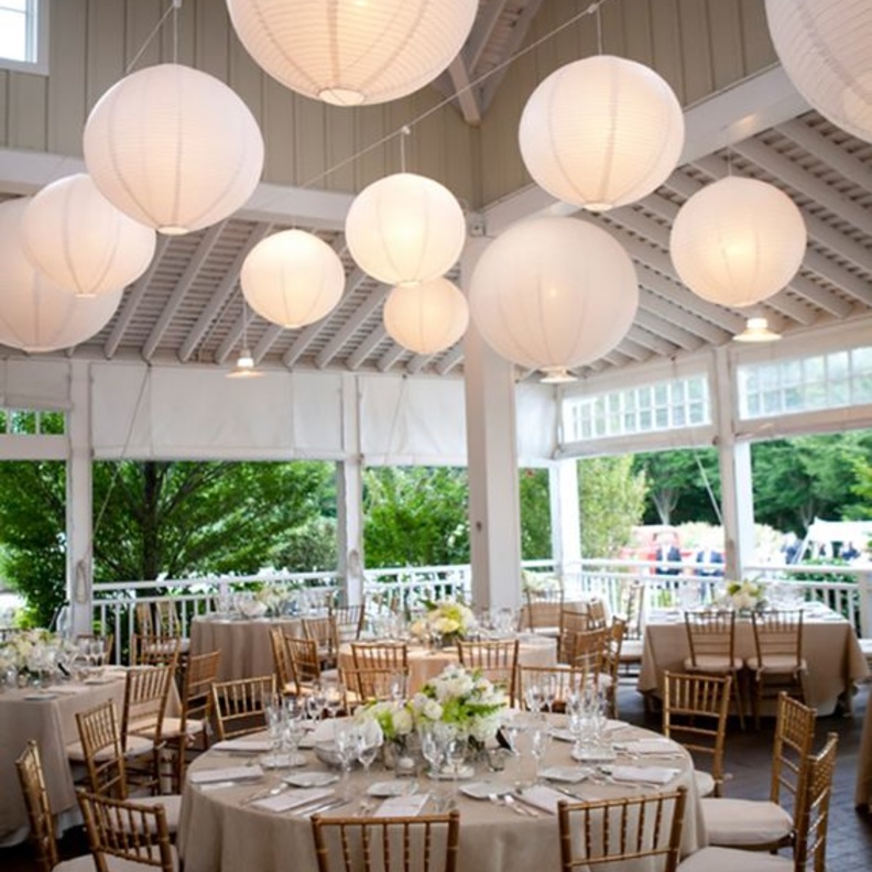  المصابيح الكروية الكبيرة في زينة حفل الزفاف الرومانسي