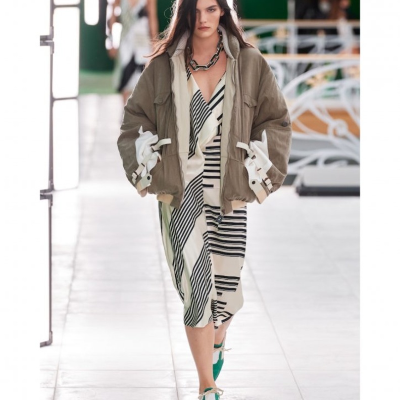 البرتقالي والأسود بنقشة الخطوط العريضة بتوب شبابي من Burberry 