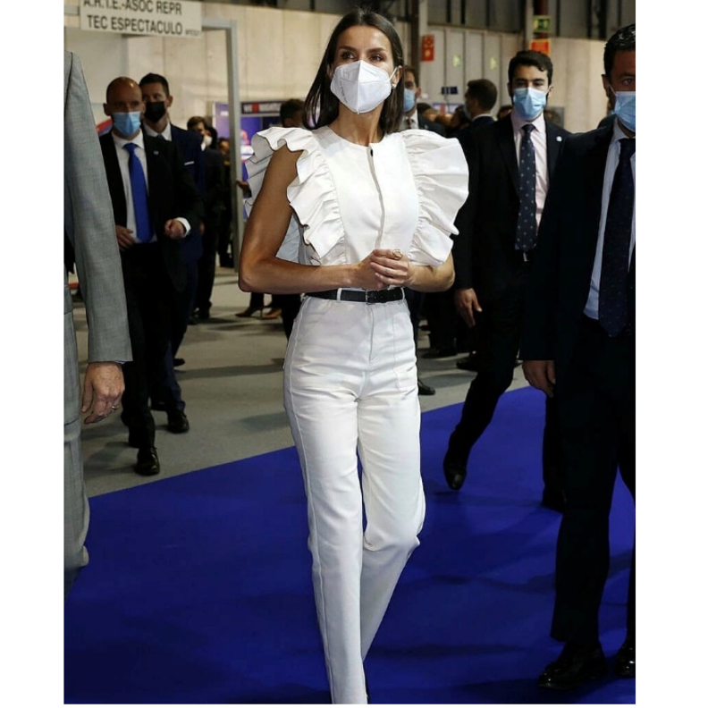 خطفت أحدث إطلالات الملكة ليتيزيا الأنظار بالجمبسوت الأبيض من ماركة The IQ Collection