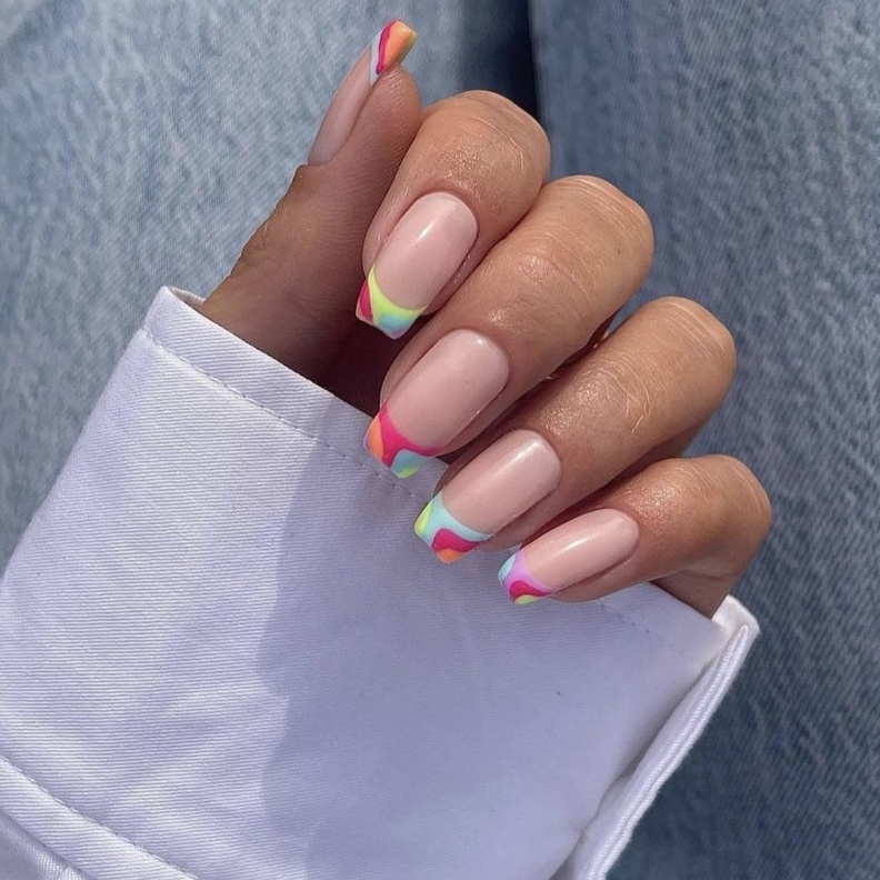  طريقة اعتماد المناكير الملون بأسلوب جديد