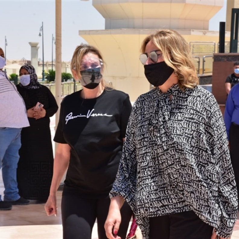 يسرا وايناس الدغيدي في جنازة سمير غانم 