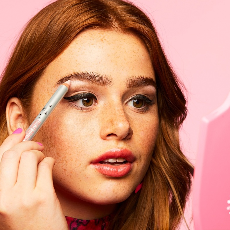 إطلالة حواجب مثالية من Benefit Cosmetics